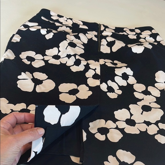 Ann Taylor Loft Floral Black and White Skirt size 8 - Picture 4 of 8